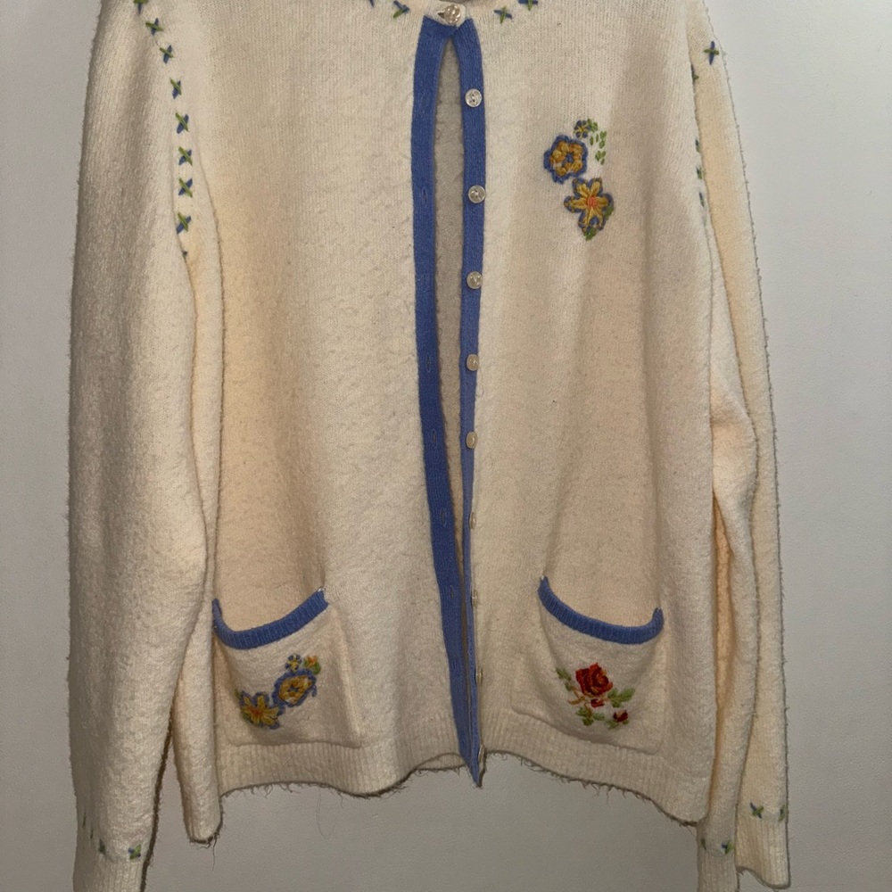 Vintage cream sweater SUPER SOFT embroidered floral patterns buttons and pockets